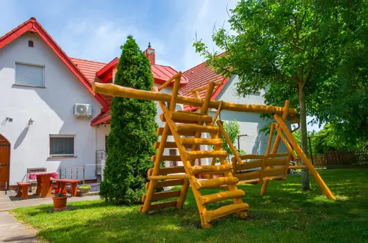 Huszr Vendghz, rvnyes, Balatonfred - 7 km