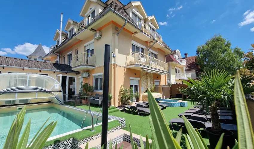 Napsug�r Apartmanh�z Si�fok