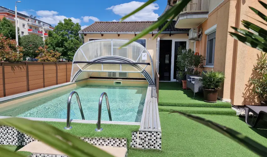 Napsug�r Apartmanh�z Si�fok