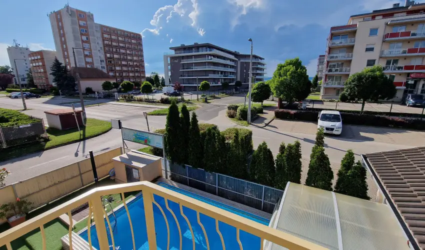 Napsug�r Apartmanh�z Si�fok