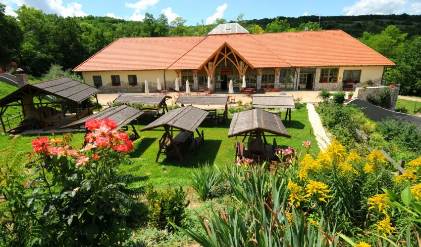 Somogy Kertje dlfalu s tterem Bonnya